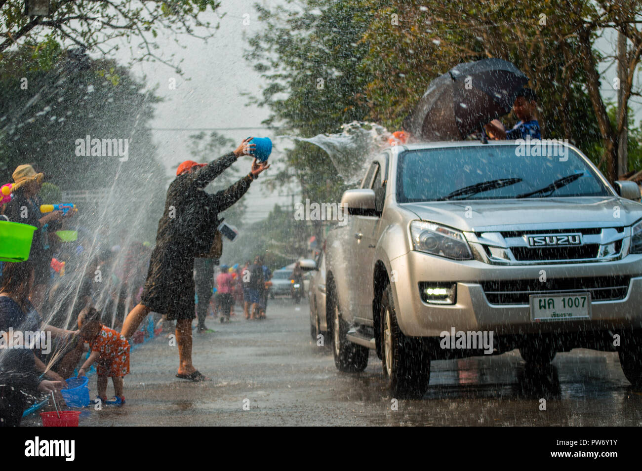 Chiang Rai, Thailand - 13. April 2018: Songkran Festival im Suan Tung Lae Khom Chiang Rai Park in Chiang Rai. Leute lustig spielen Wasser. Stockfoto