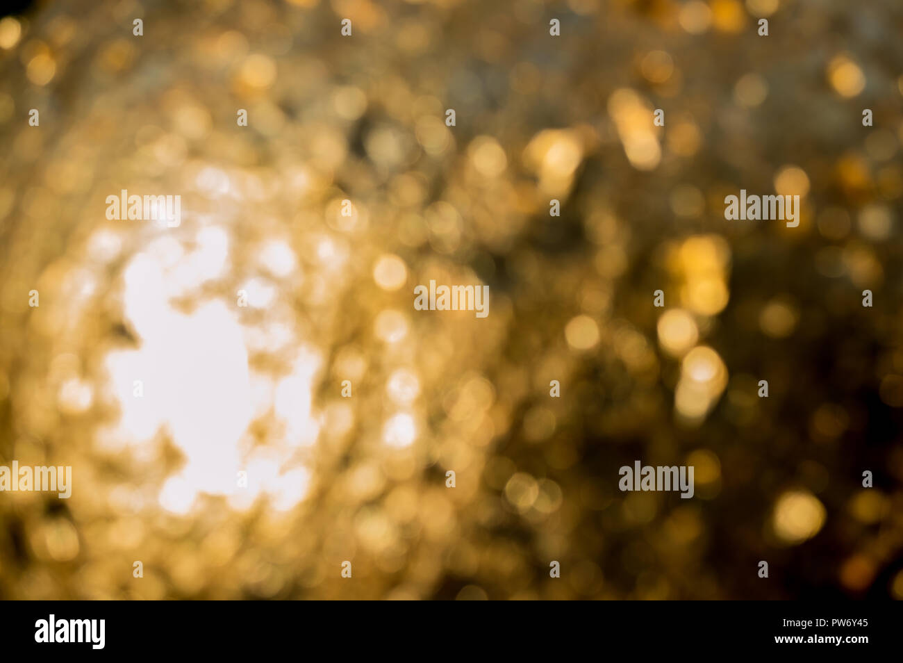 Blattgold geklebt auf Objekt-, Hintergrund- und Textur, Defokussieren, verwischen. Stockfoto