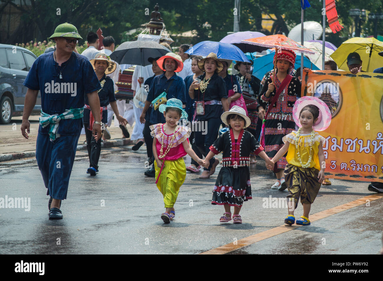 Chiang Rai, Thailand - 13. April 2018: Songkran Festival im Suan Tung Lae Khom Chiang Rai Park in Chiang Rai. Teilnehmer an Songkran Festival Parade. Stockfoto