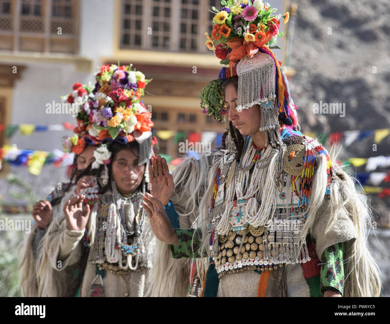 Arische (Brogpa) Frauen tanzen in einem traditionellen Festival, Biama Dorf, Ladakh, Indien Stockfoto