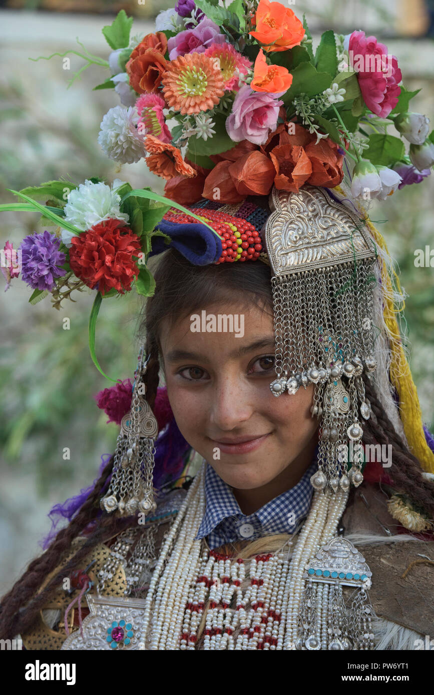 Arische (Brogpa) Mädchen in Tracht, Biama Dorf, Ladakh, Indien Stockfoto