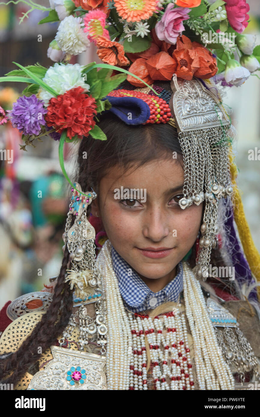 Arische (Brogpa) Mädchen in Tracht, Biama Dorf, Ladakh, Indien Stockfoto