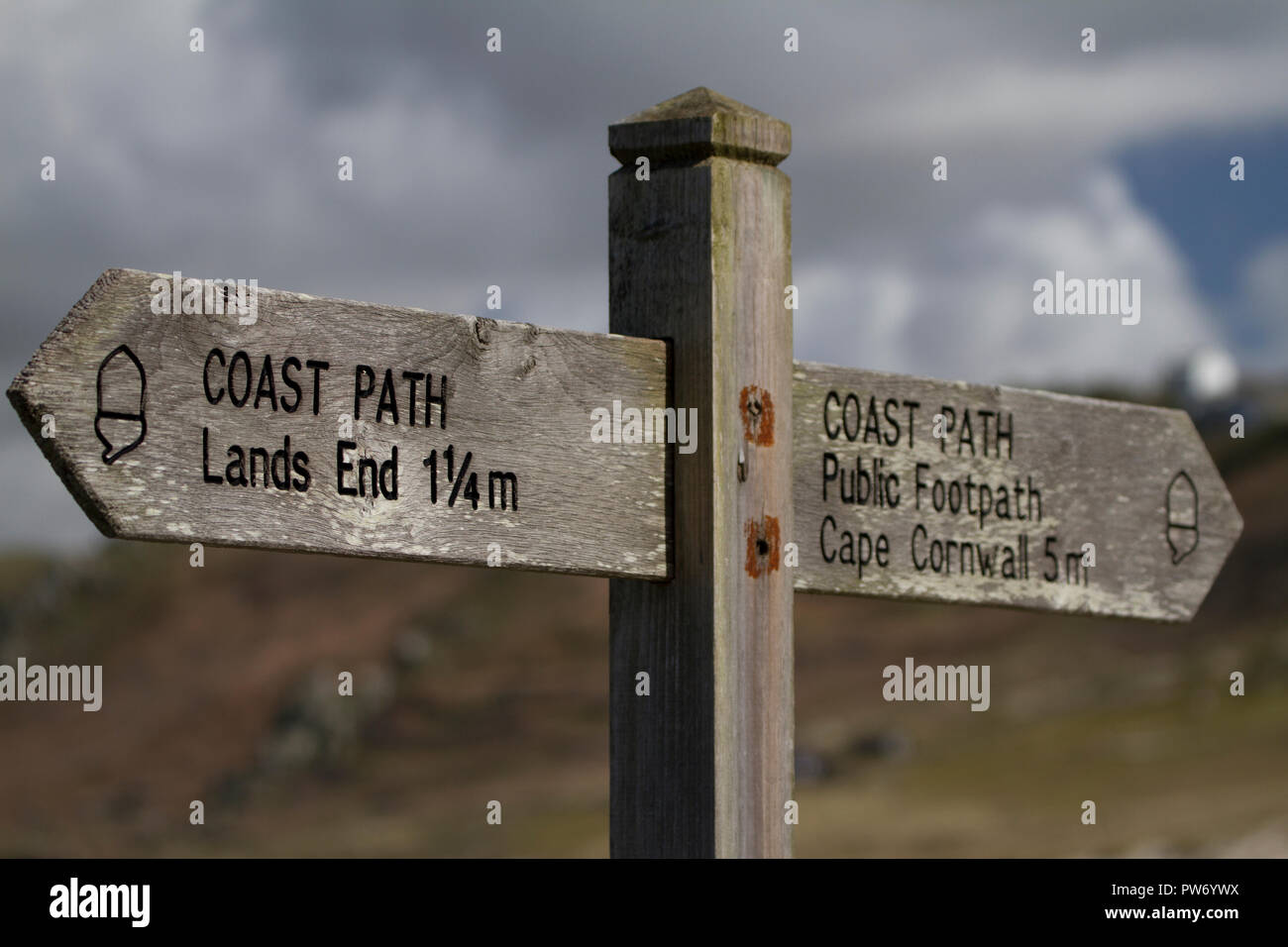 Hinweisschild auf Küstenweg in Cornwall. Stockfoto