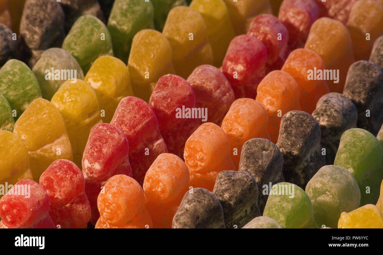 Gummibärchen aufgereiht in einer Reihe Stockfoto