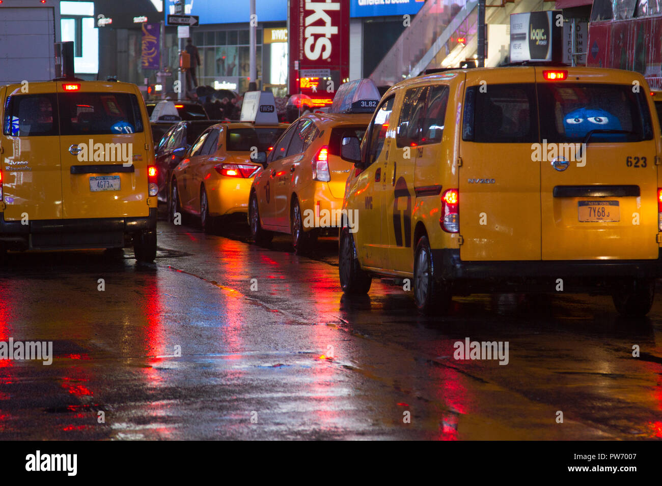 Yellow Cabs im Regen, Time Square, New York, USA Stockfoto