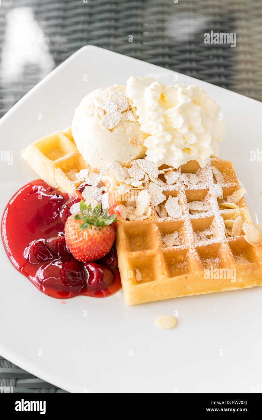 Erdbeere Waffel mit Eis Stockfoto