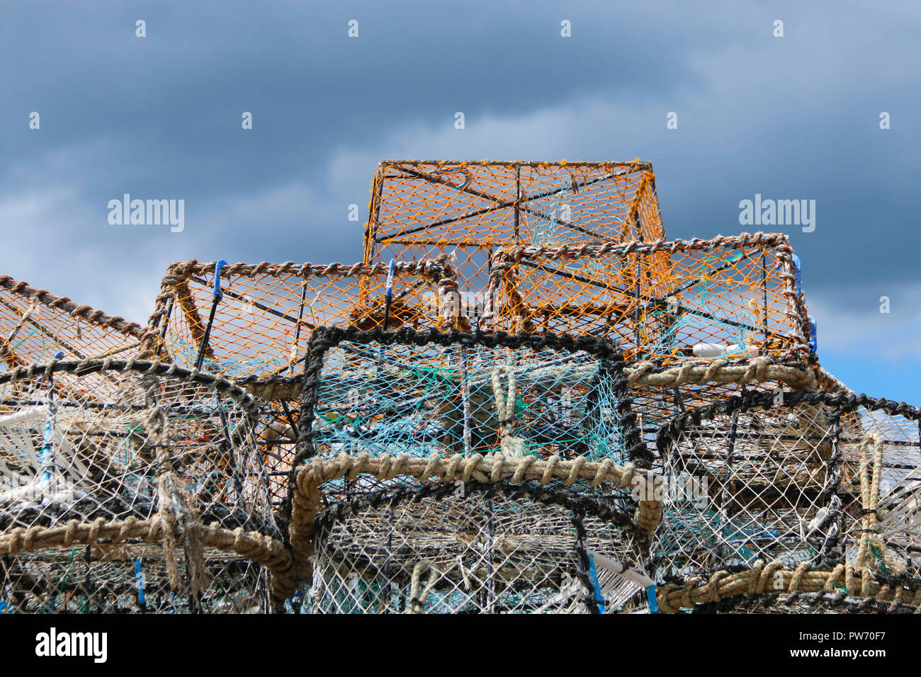 Ein Haufen von Hummer/crab Töpfe am Kai am Hafen von Newquay, Cornwall, England, Großbritannien Stockfoto