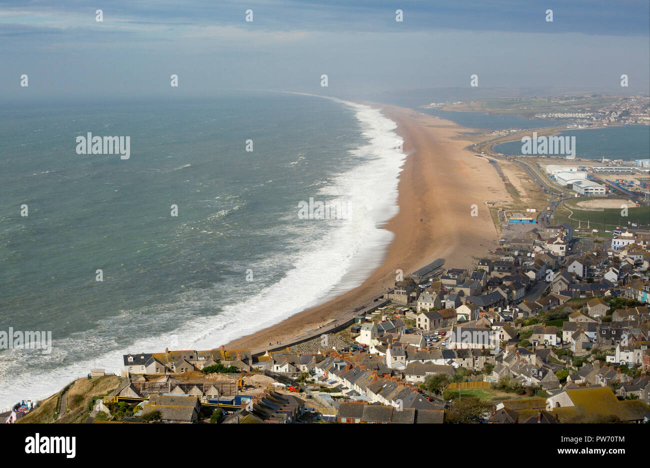 Starke Winde bei Unwetter Callum Peitsche Wellen auf in Dorset Chesil Beach. Dorset England UK GB 13.10.2018 Stockfoto