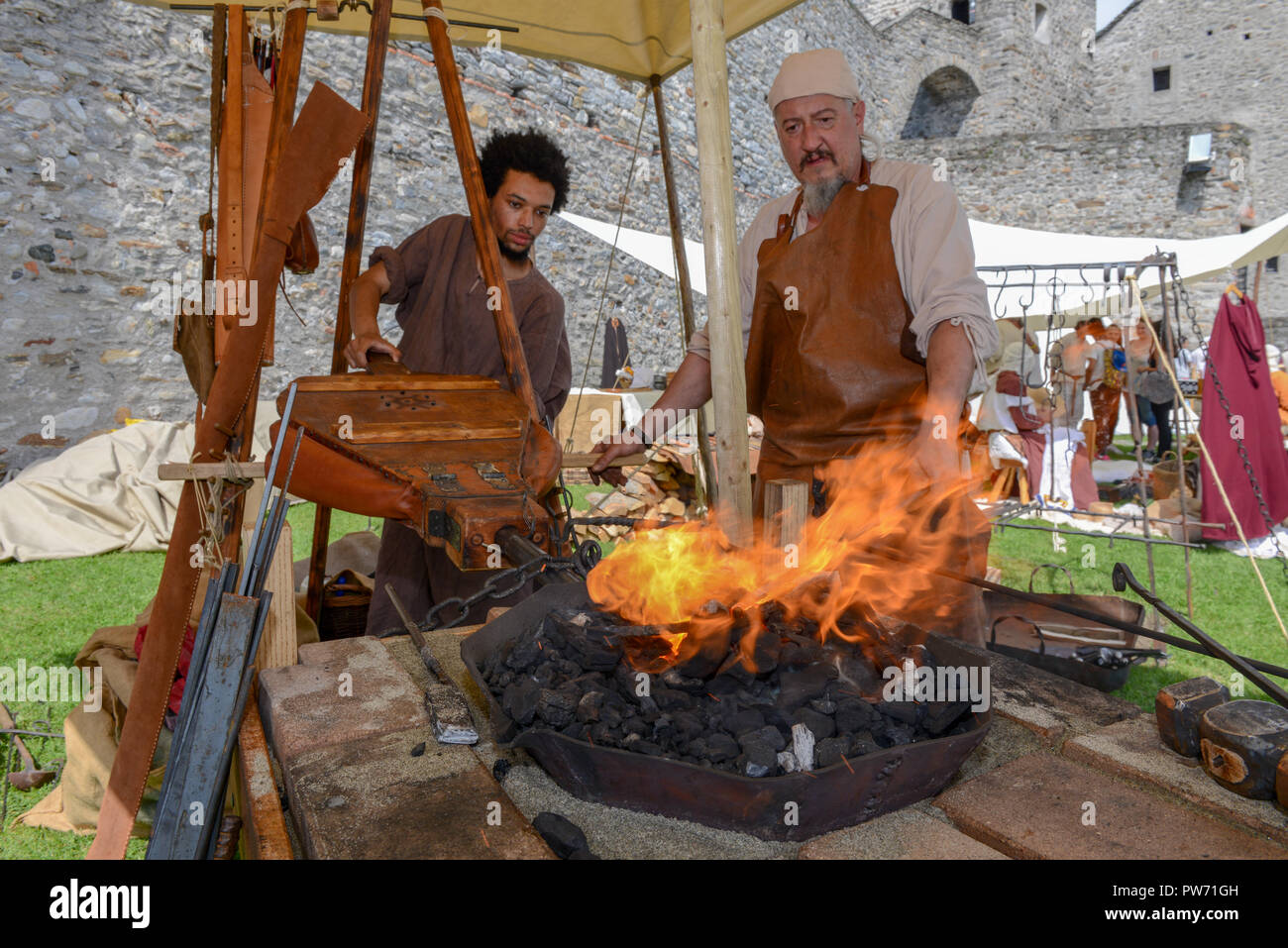 Bellinzona, Schweiz - 27. Mai 2018: Schmied, ist das Schmieden eines Schwertes mittelalterlicher Markt auf Burg Castelgrande in Bellinzona auf die Schweizer Alpen. Stockfoto