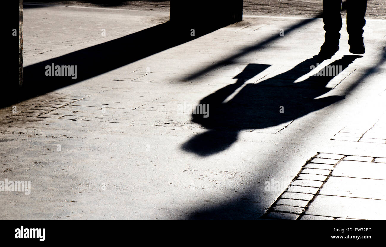 Silhouette Schatten von einer Person zu Fuß in der City street Passage in Schwarz und Weiß Stockfoto
