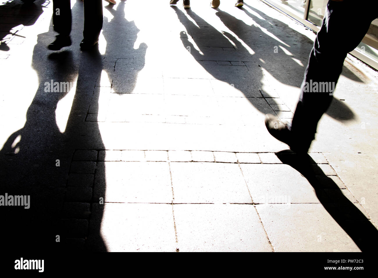 Silhouette Schatten von Menschen zu Fuß auf der Straße der Stadt in Schwarz und Weiß Stockfoto