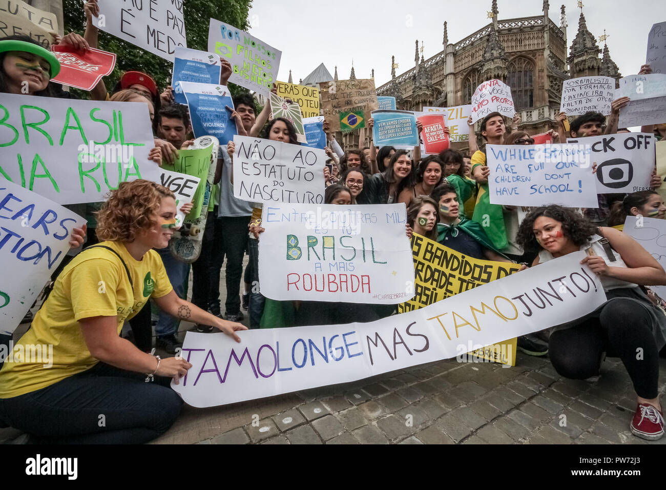 Britische Brasilianer Proteste gegen soziale Ungleichheit und WM-Ausgaben in Westmisnter, London. Stockfoto