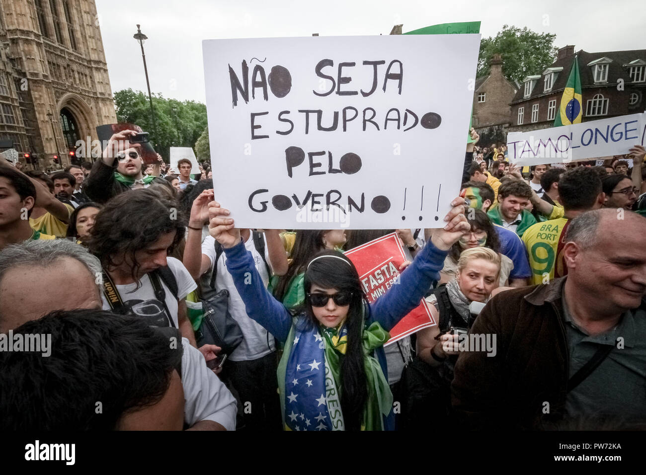 Britische Brasilianer Proteste gegen soziale Ungleichheit und WM-Ausgaben in Westmisnter, London. Stockfoto