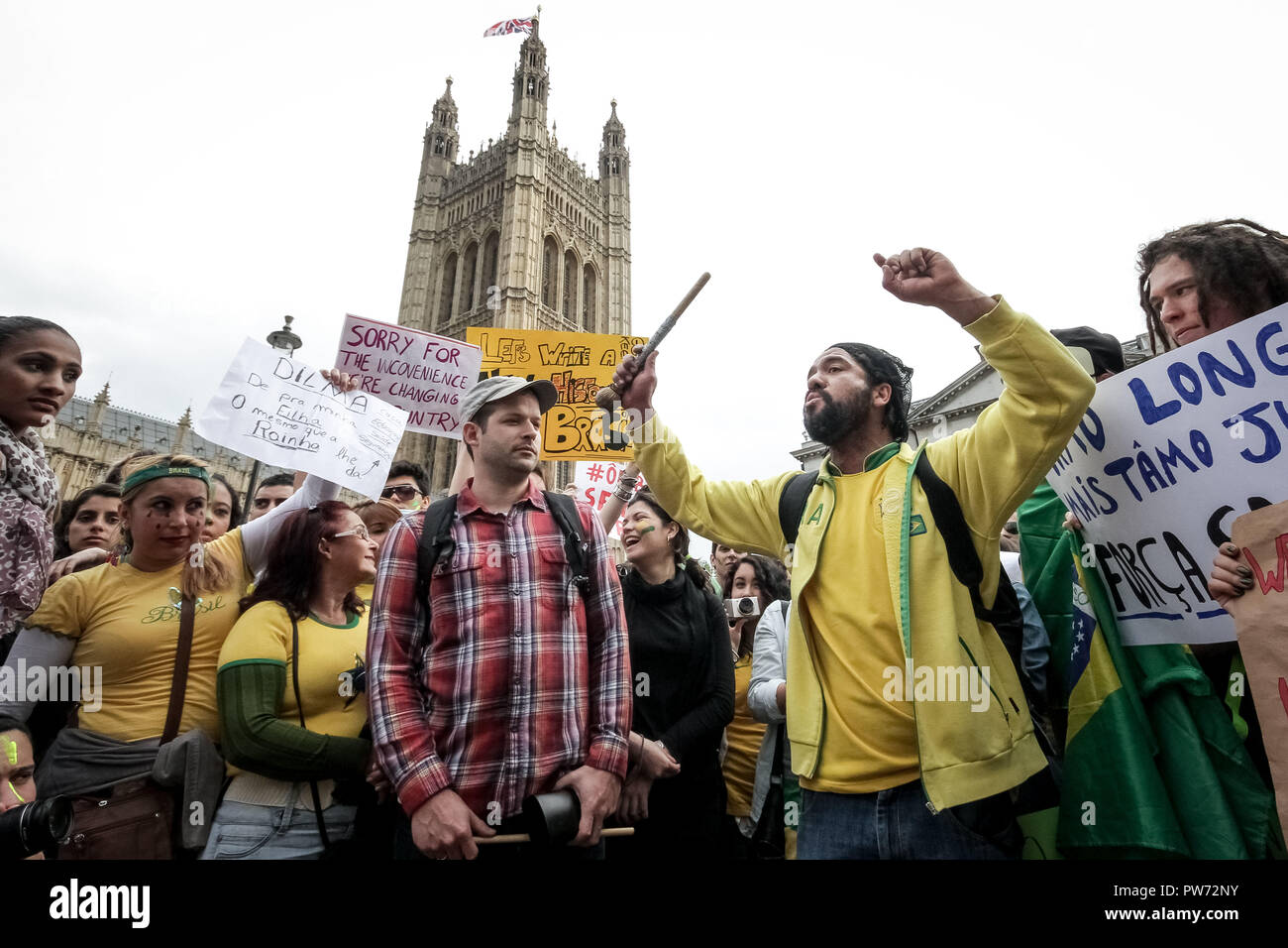 Britische Brasilianer Proteste gegen soziale Ungleichheit und WM-Ausgaben in Westmisnter, London. Stockfoto