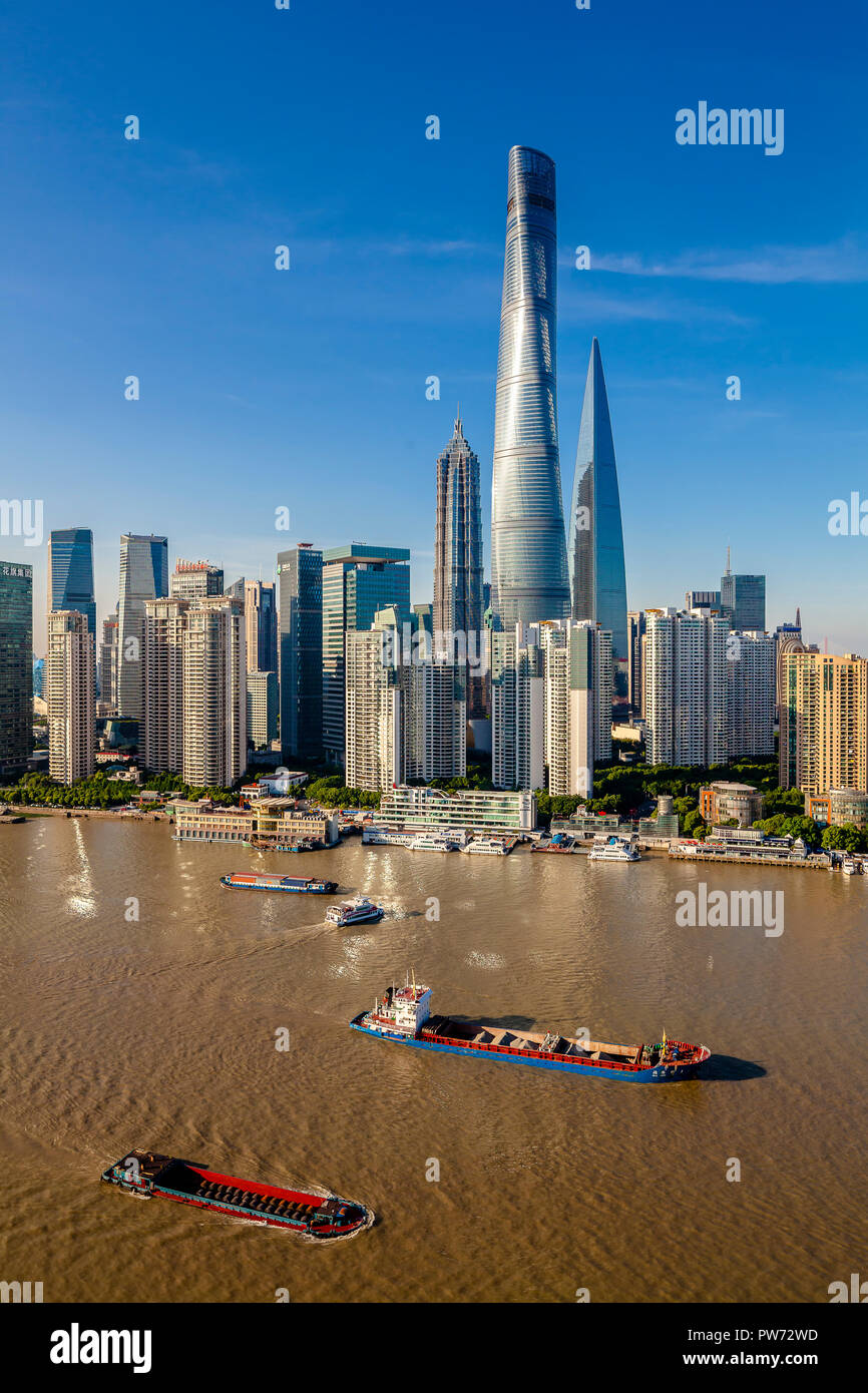 Shanghai, China - 1. Juni 2018: Der Bund Shanghai Dämmerung Luftbild von Waterfront architektur stadt Landschaft mit Shanghai Tower Stockfoto