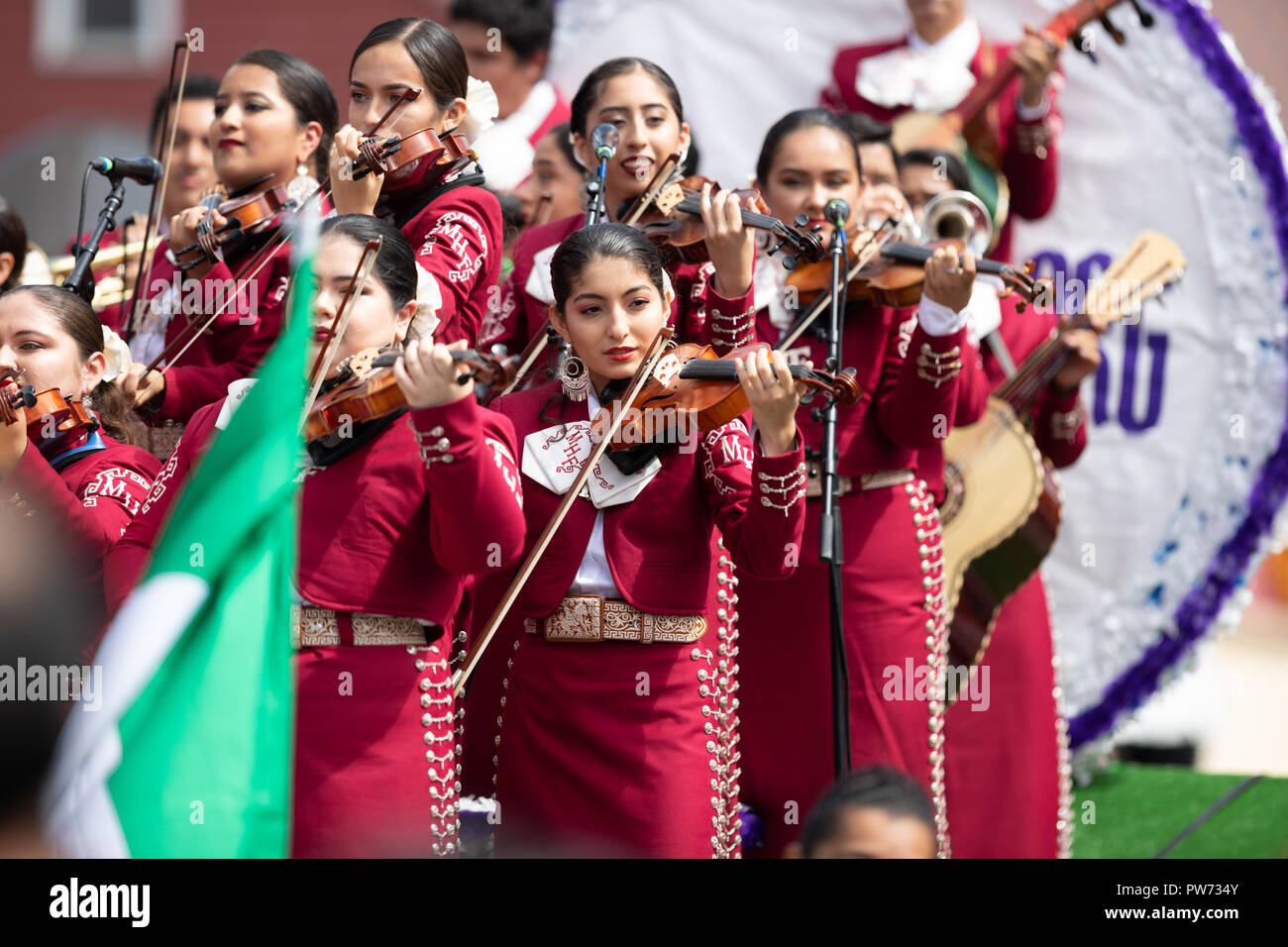 Chicago, Illinois, USA - 9. September 2018 der 26. Straße mexikanische Unabhängigkeit Parade, mexikanische Frauen in traditionellen Mariachi Kleidung spielen t Stockfoto