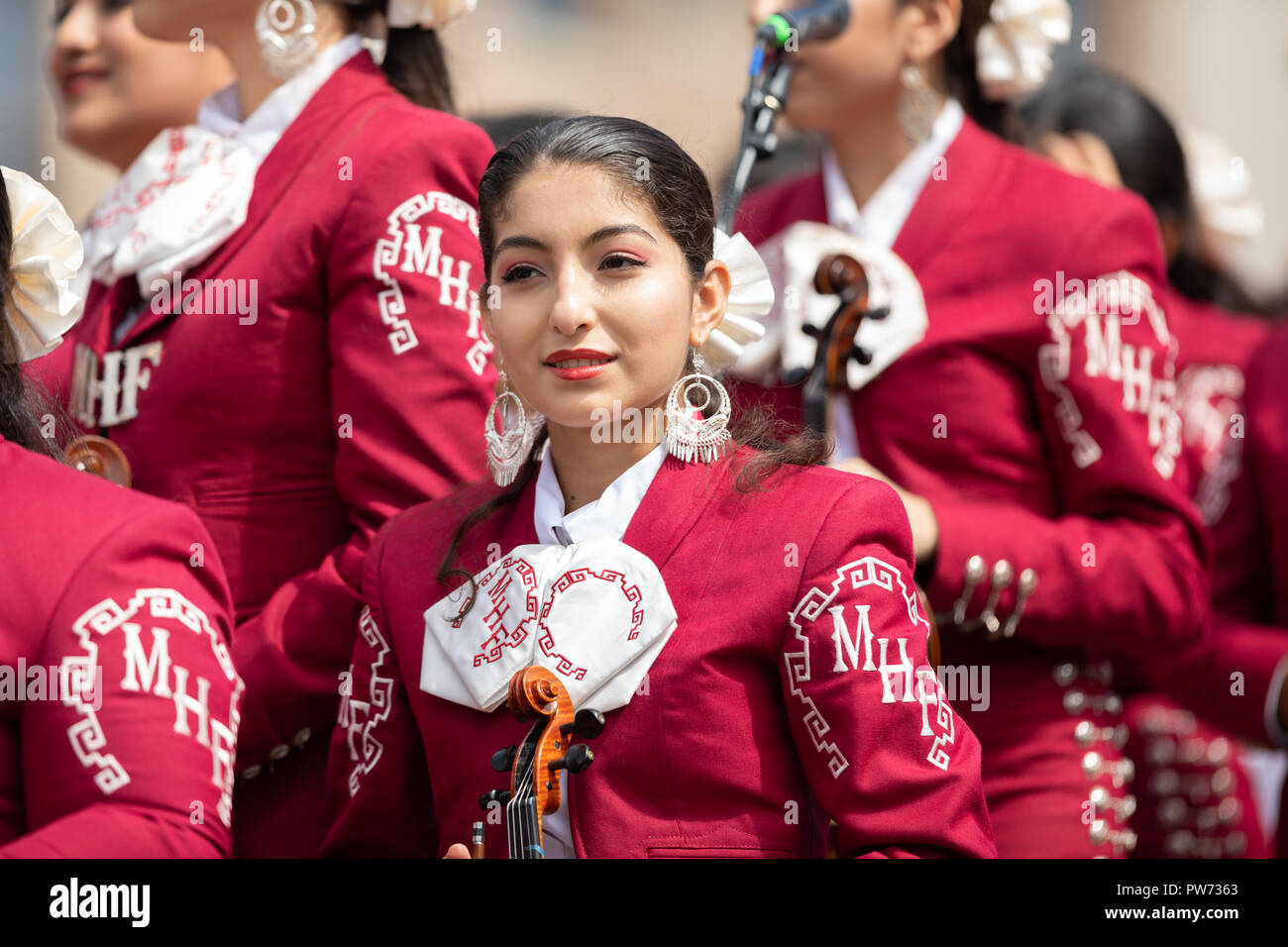 Chicago, Illinois, USA - 9. September 2018 der 26. Straße mexikanische Unabhängigkeit Parade, mexikanische Frauen in traditionellen Mariachi Kleidung spielen t Stockfoto