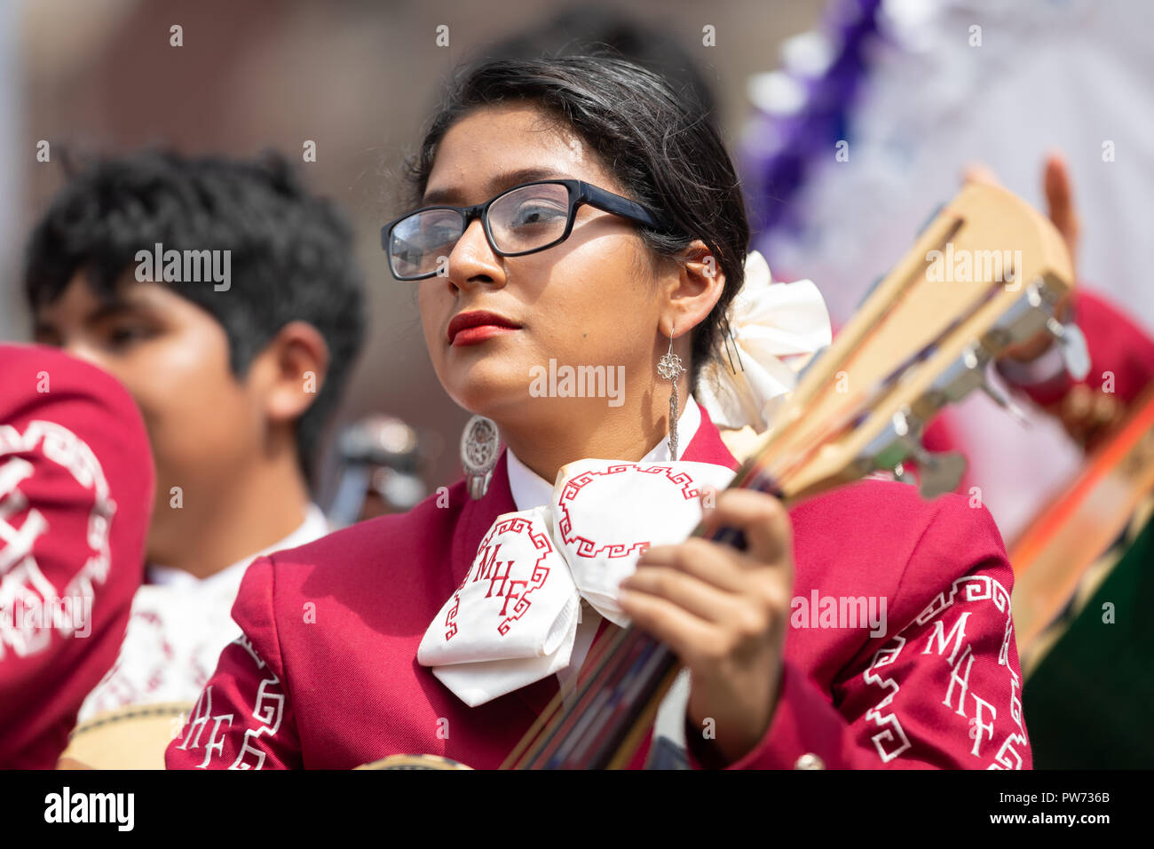 Chicago, Illinois, USA - 9. September 2018 der 26. Straße mexikanische Unabhängigkeit Parade, mexikanische Frauen in traditionellen Mariachi Kleidung spielen t Stockfoto