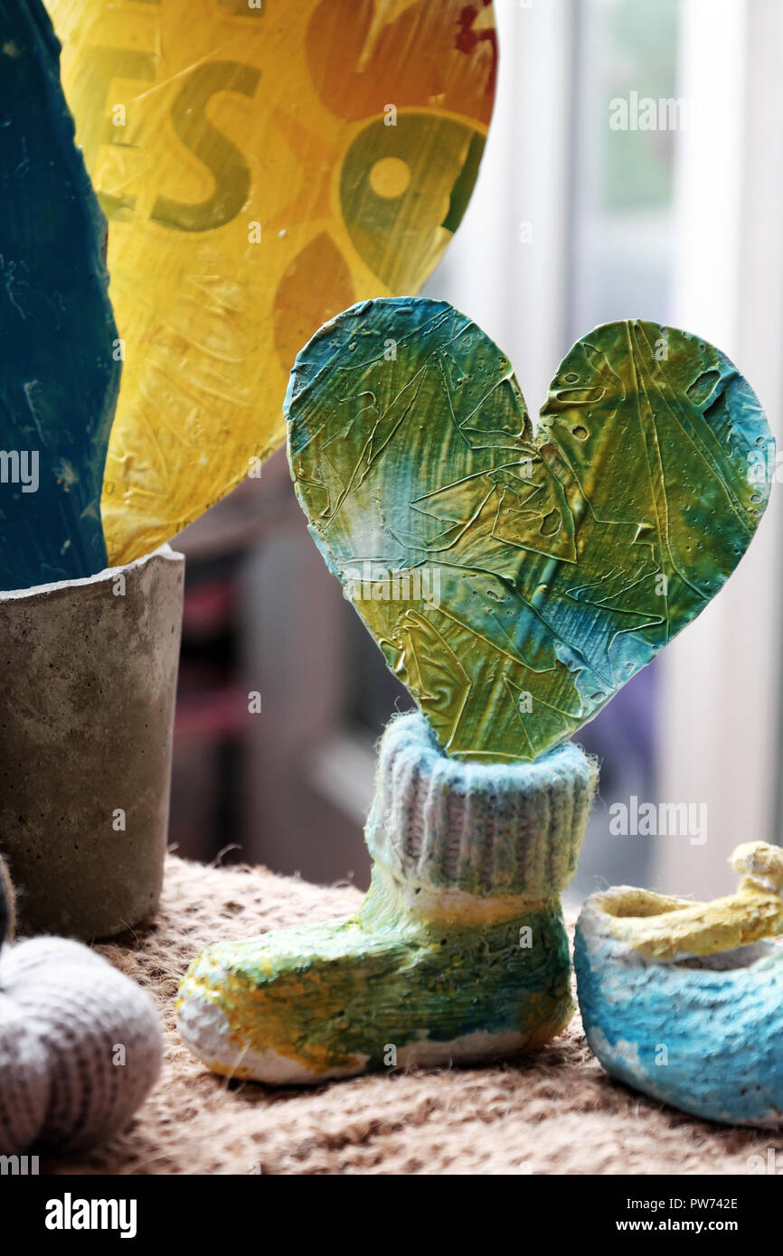 Liebe Hintergrund mit Herzen in Zement Boot, Dekor für Valentinstag, handgefertigtes Ornament für Besonderen Tag Stockfoto