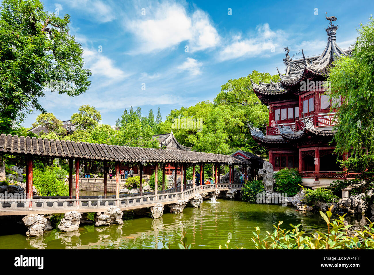 Shanghai, China - 01. Juni 2018: Yu Garten, oder Yuyuan Chinesischer Pavillon historischer Garten Innenbereich Landschaft mit Sansui Hall Stockfoto