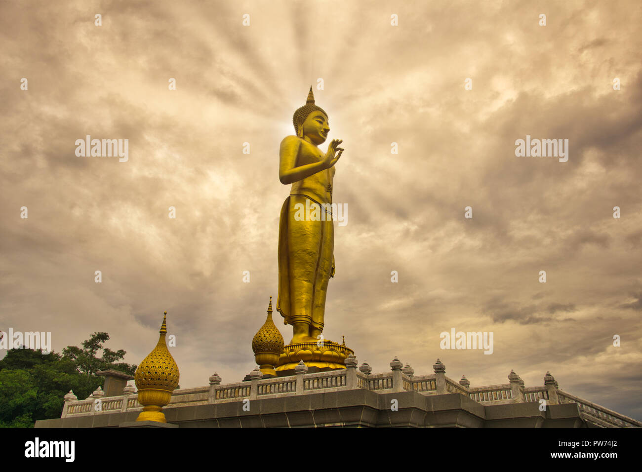 Stehender Buddha in Hatyai Stadt, eine blühende Metropole, ist immer in der storied Erbe der Stadt präsentieren. Es ist rund 20 Meter wiegt 200 Tonnen. Stockfoto