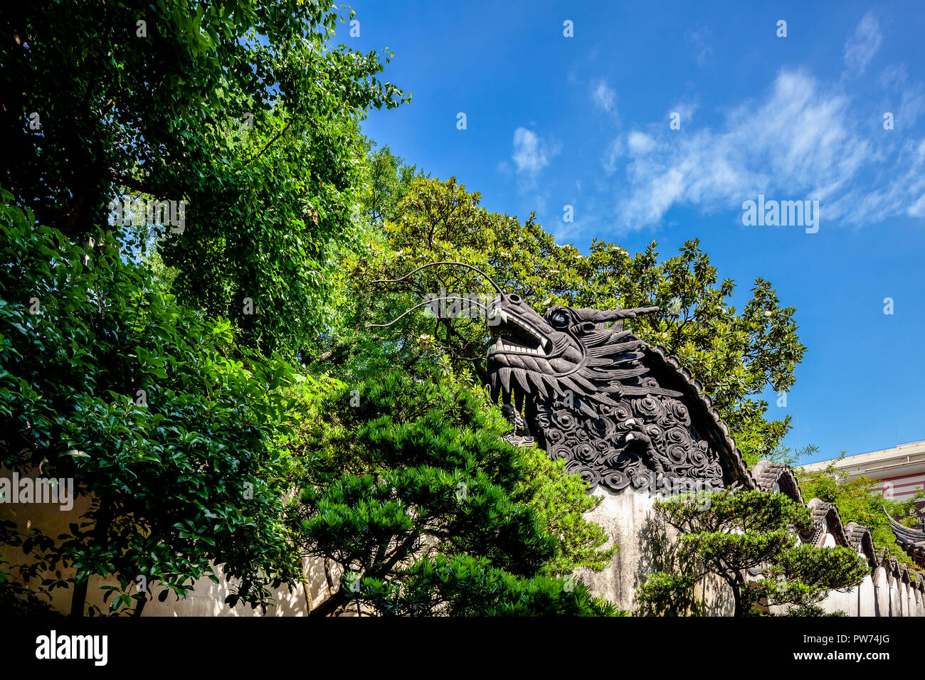 Shanghai, China - 01. Juni 2018: Yu Garten, oder Yuyuan Chinesischer Pavillon historischer Garten Innenbereich Landschaft mit Drachen Wand Stockfoto