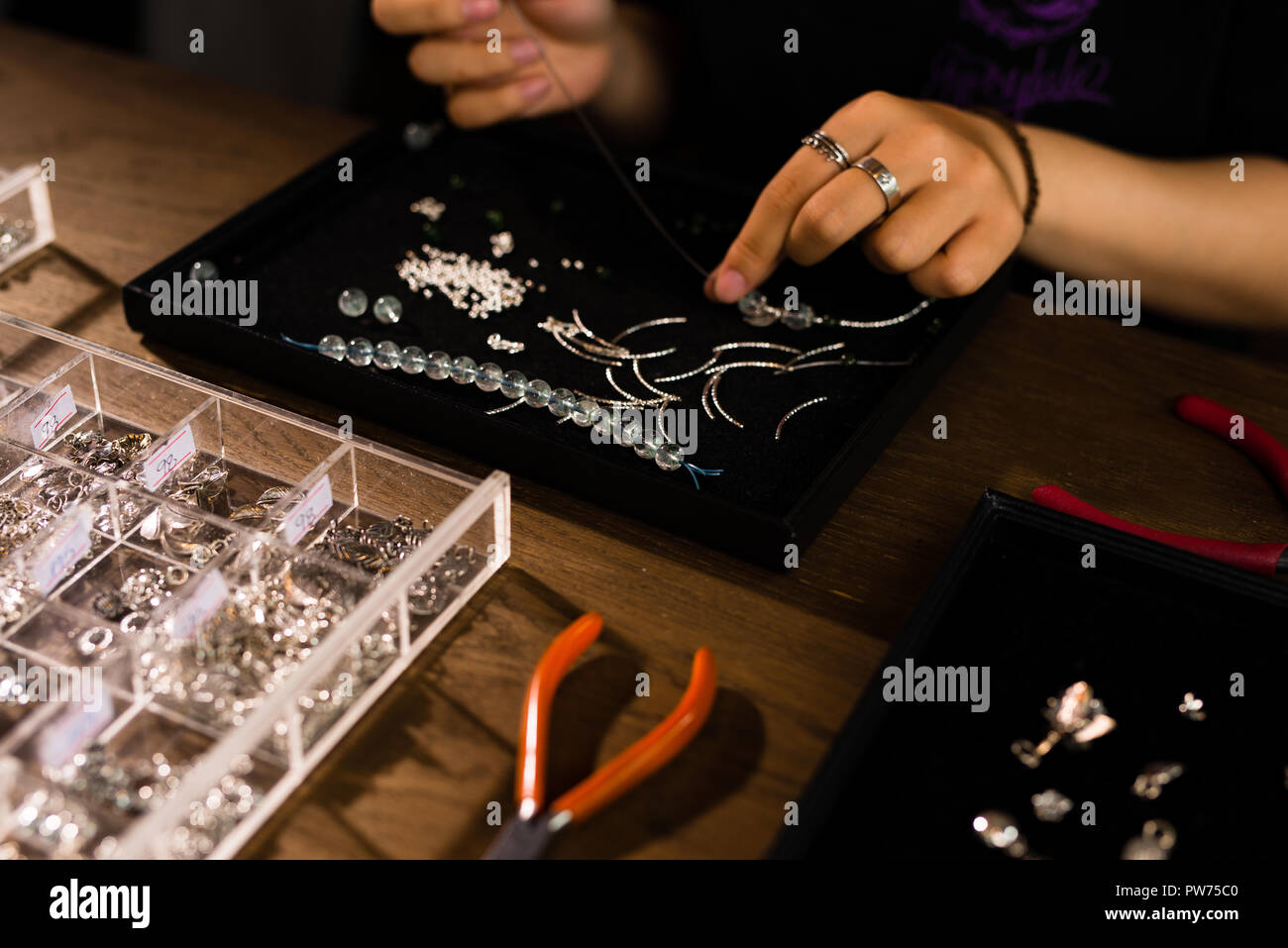 Weibliche Designer Schmuck auf ein Juweliergeschäft Stockfoto