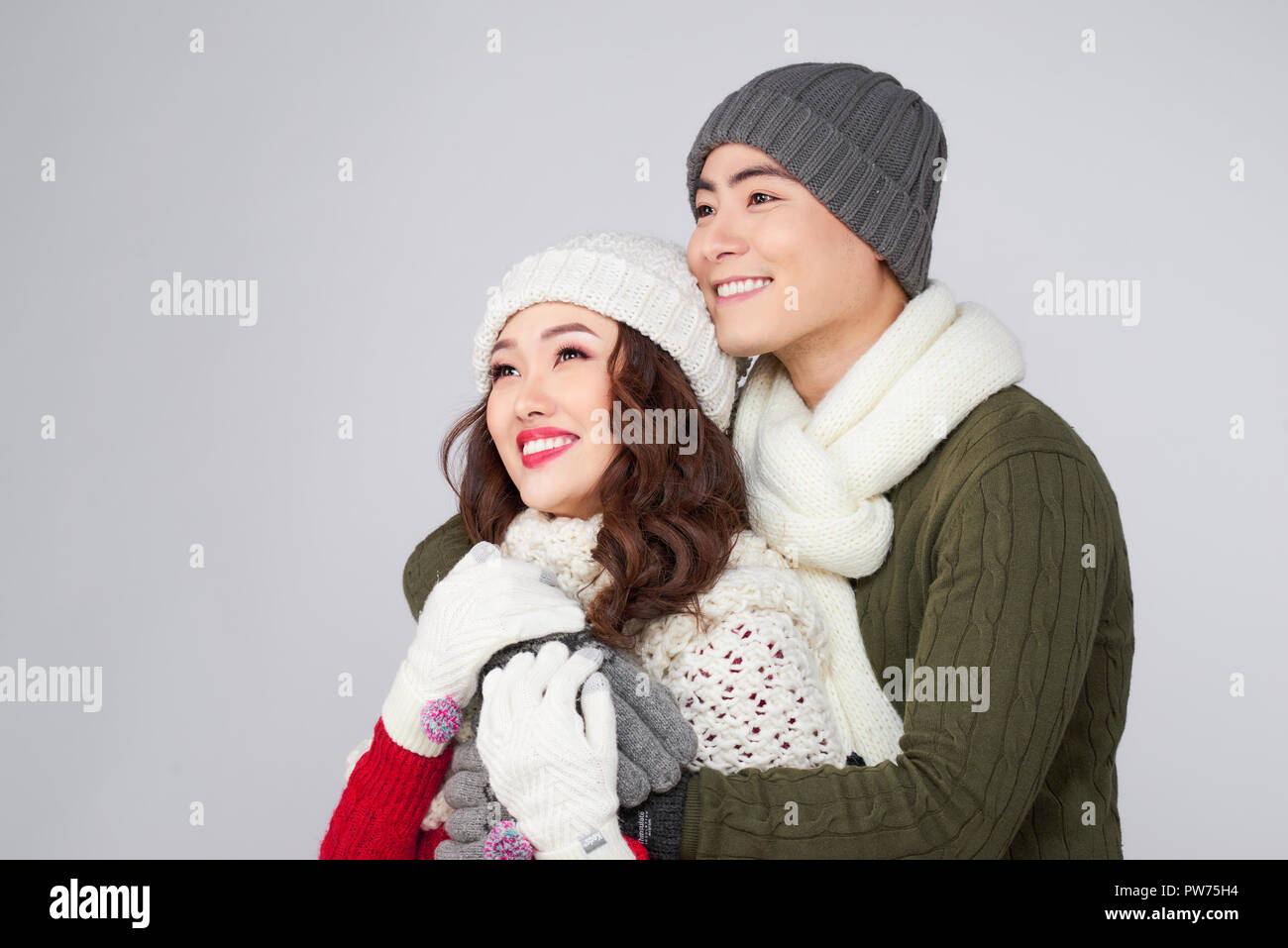 Glückliche junge Hipster Paar umarmte. Kalten Jahreszeit. Romantische Stimmung. Stockfoto