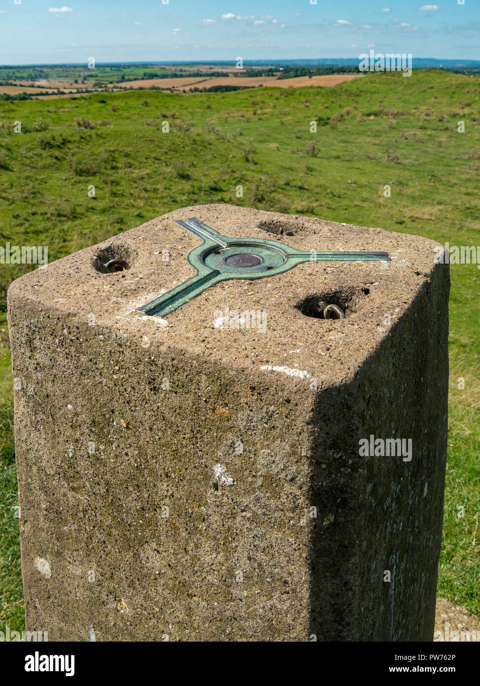 Drei-Punkt-kinematische Halterung (Spider) für eine Vermessung von Theodolit auf der Ordnance Survey trig Point Triangulation Station, Leicestershire, England, Stockfoto