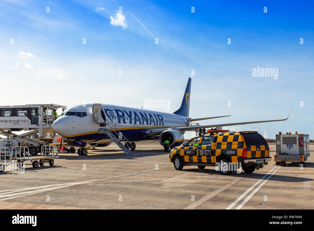 Ryanair Boeing 737 800 auf der Rollbahn Rollbahn am Flughafen Faro geparkt, betankt und aufgefüllt, Portugal Stockfoto