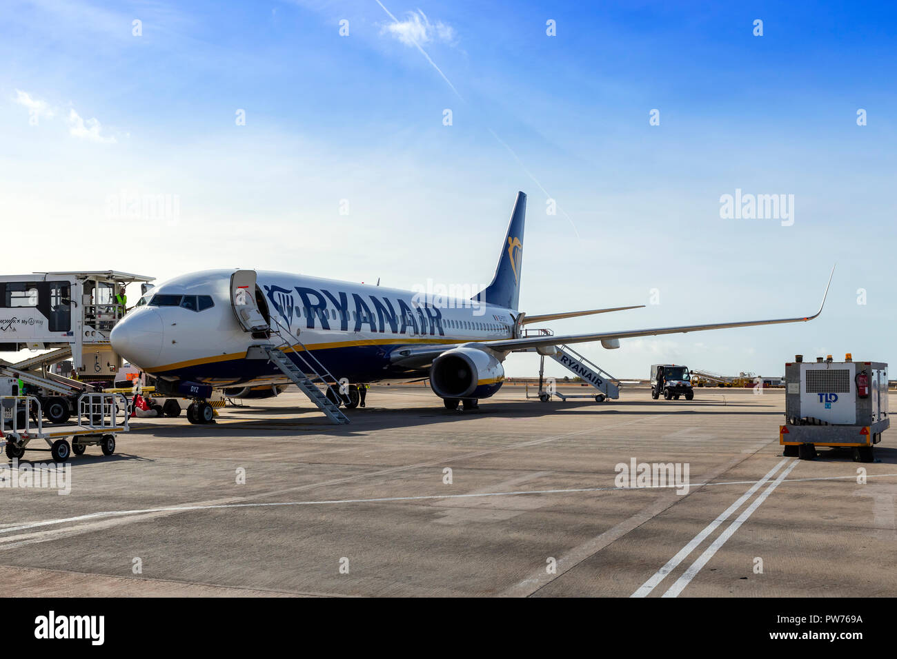 Ryanair Boeing 737 800 Tanken und besatzmaßnahmen auf die asphaltierte Start- und Landebahn am Flughafen Faro, Portugal Stockfoto