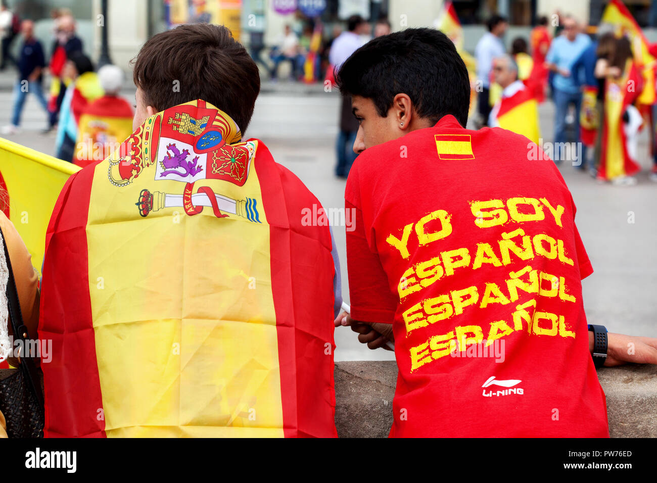 Zwei Jugendliche an einem Pro - Spanien/anti-katalanischen Unabhängigkeit Rally, Barcelona, Spanien. Stockfoto