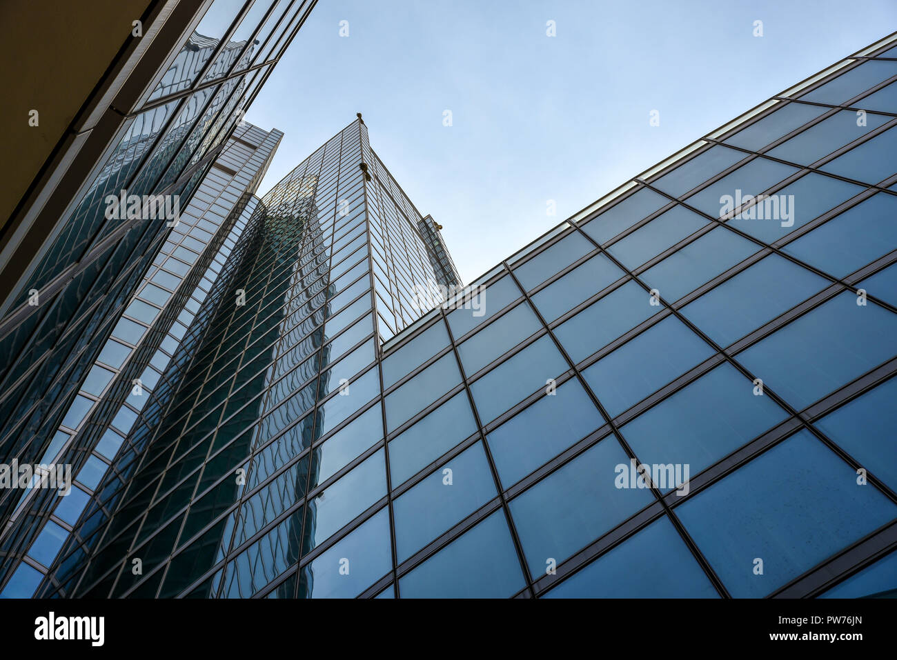 Moderne Glas-Bürogebäude Stockfoto