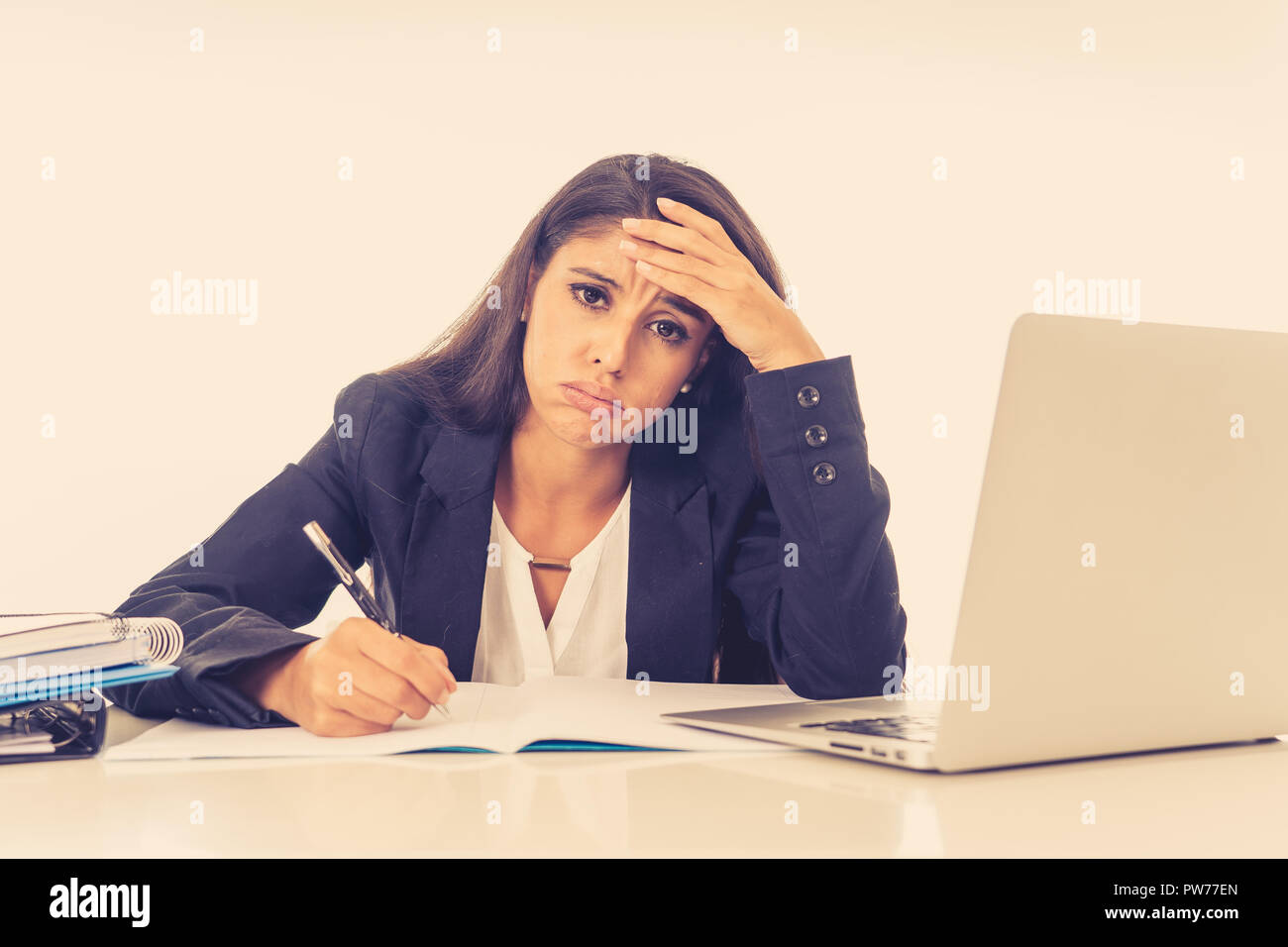 Junge attraktive Geschäftsfrau, verzweifelt und frustriert, Arbeiten am Computer Laptop im Büro in überstunden und Nichterfüllung der, Hoffnungen oder Professi Stockfoto