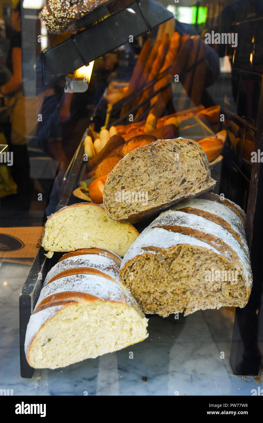 Schaufenster der Bäckerei und Konditorei. Sortiment von verschiedenen Arten von frisch gebackenen Artisan Brot Roggen ganze Weizenkleie Brote. Authentische urban Stockfoto