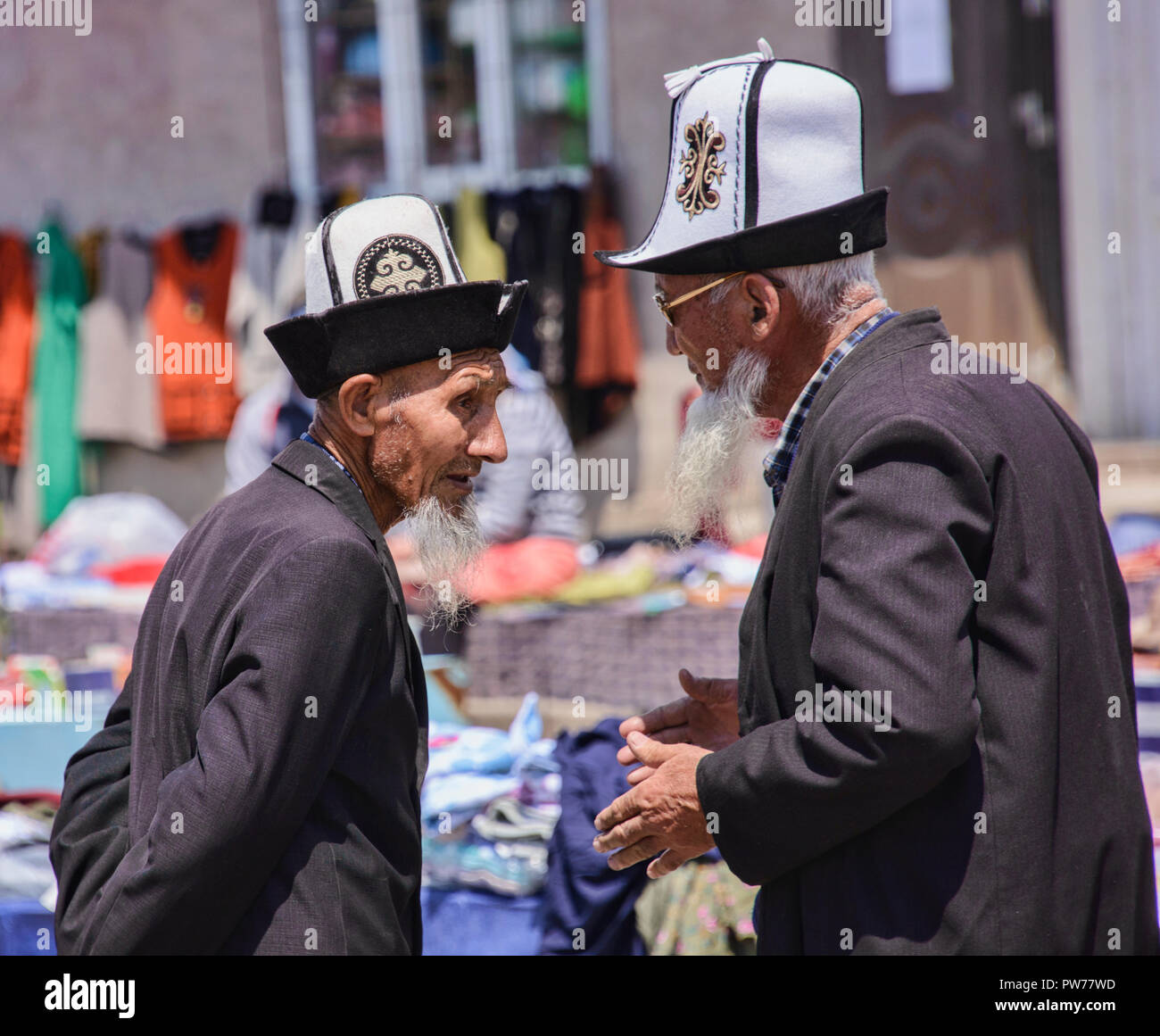 Mann mit Hut in der kalpak Basar, Sary Mogul, Kygyzstan Stockfoto