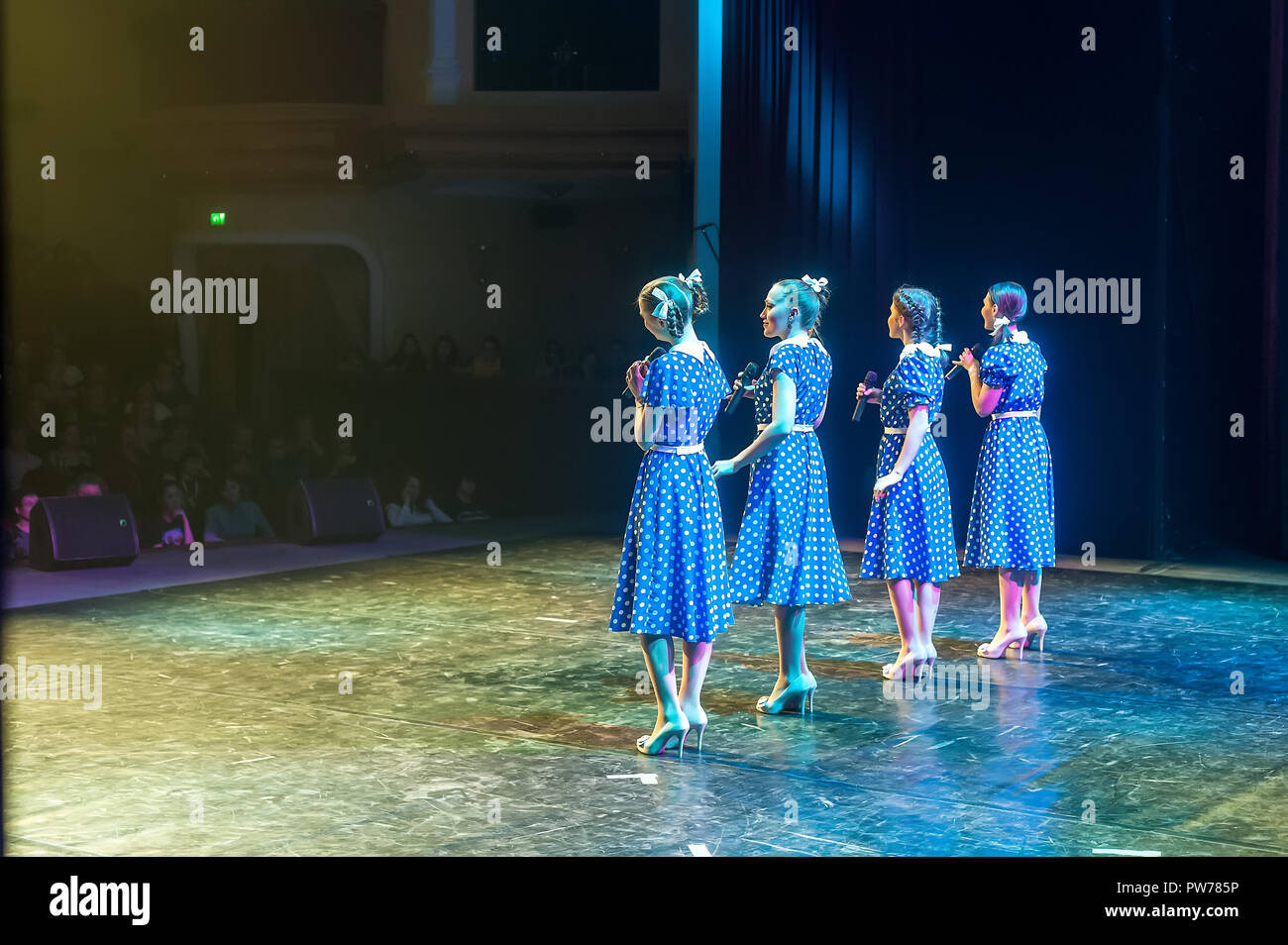 In Tjumen, Russland - 16. April 2014: Wettbewerb junger Künstler den Song kennt keine Grenze in dramatischen Theater. Vier schöne Sängerinnen singen ein Stockfoto