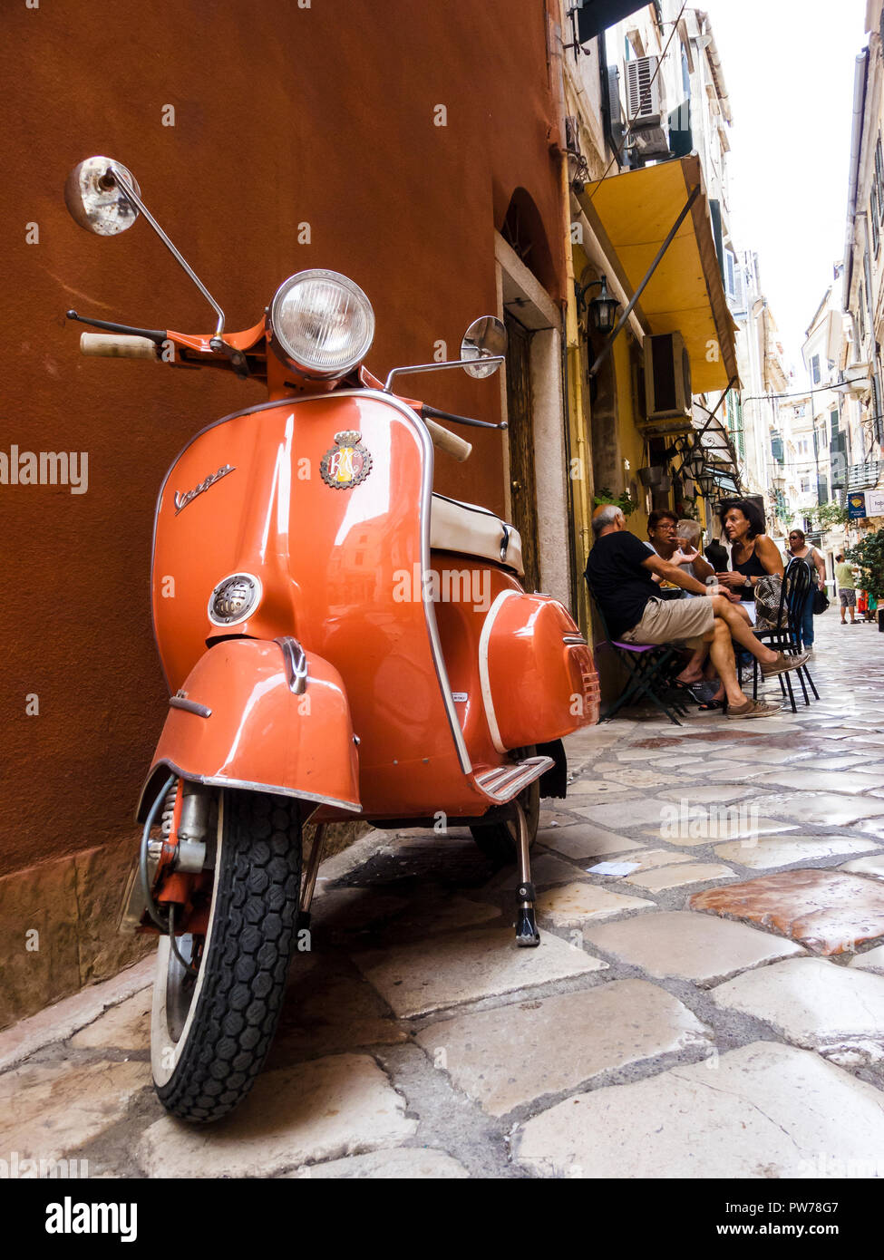 Korfu, Griechenland - 25. August 2018: Vespa Roller auf der Straße Griechenland Korfu Stockfoto