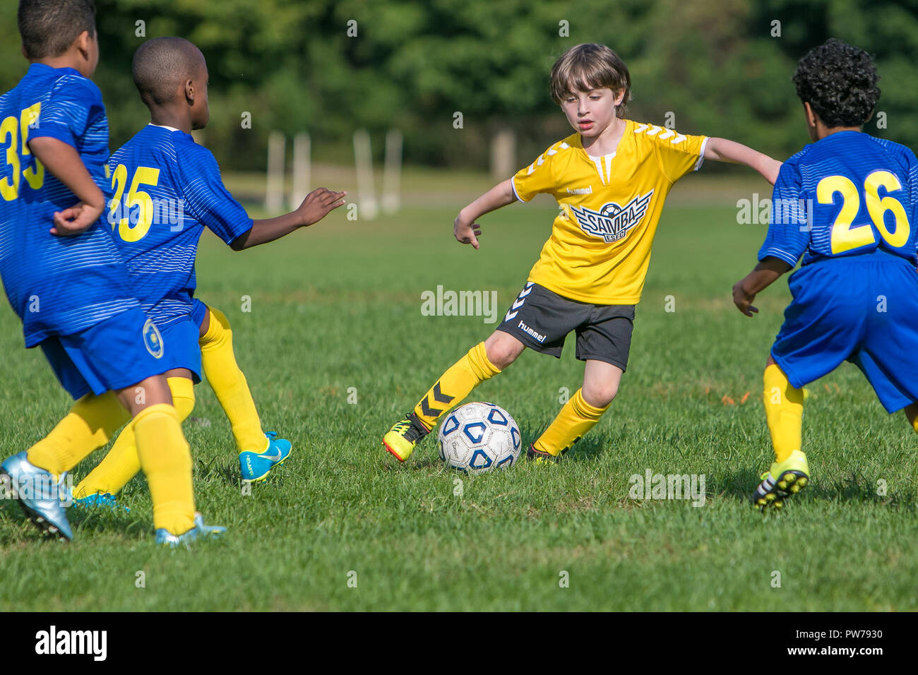 New York, September 29, 2018: 7 und 8 Jahre alten Jungen spielen eine Liga Fussball Spiel. Stockfoto