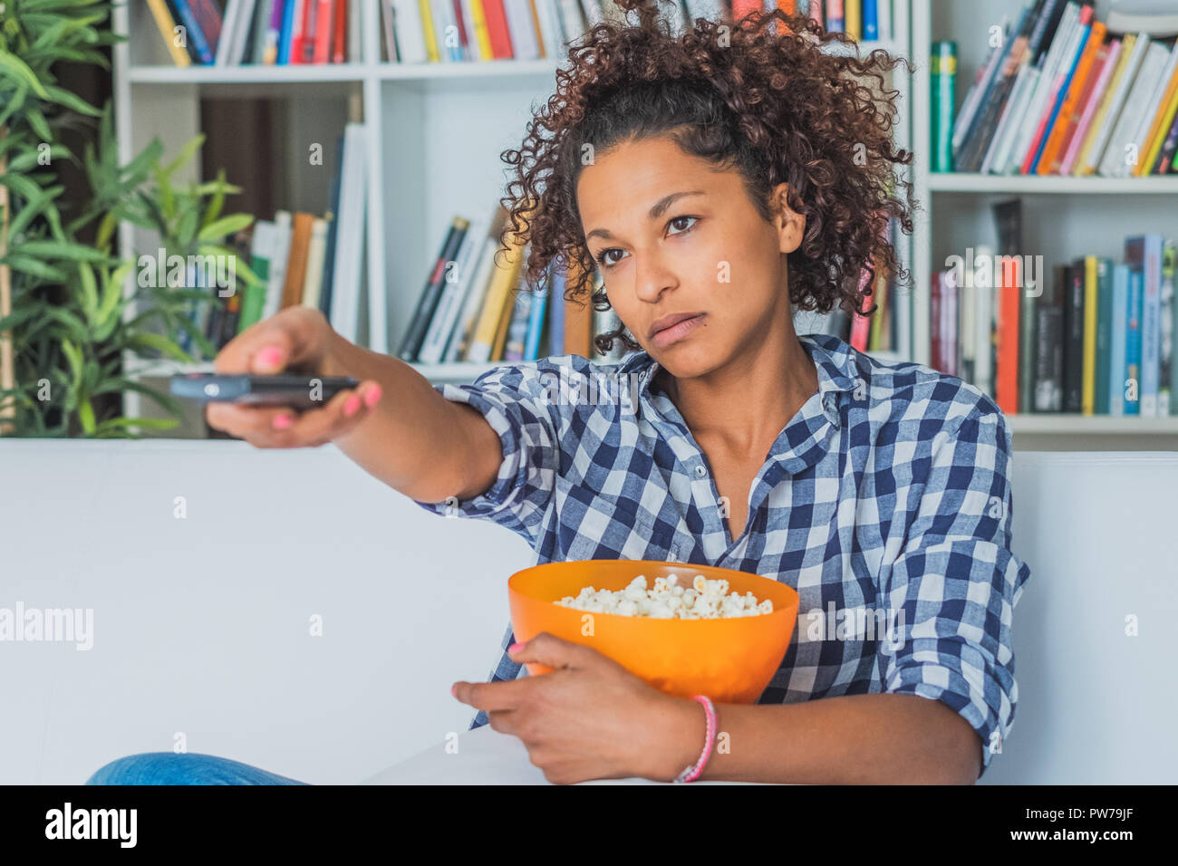 Langeweile Frau Zu Hause Sitzen Mit Fernbedienung Fernsehen