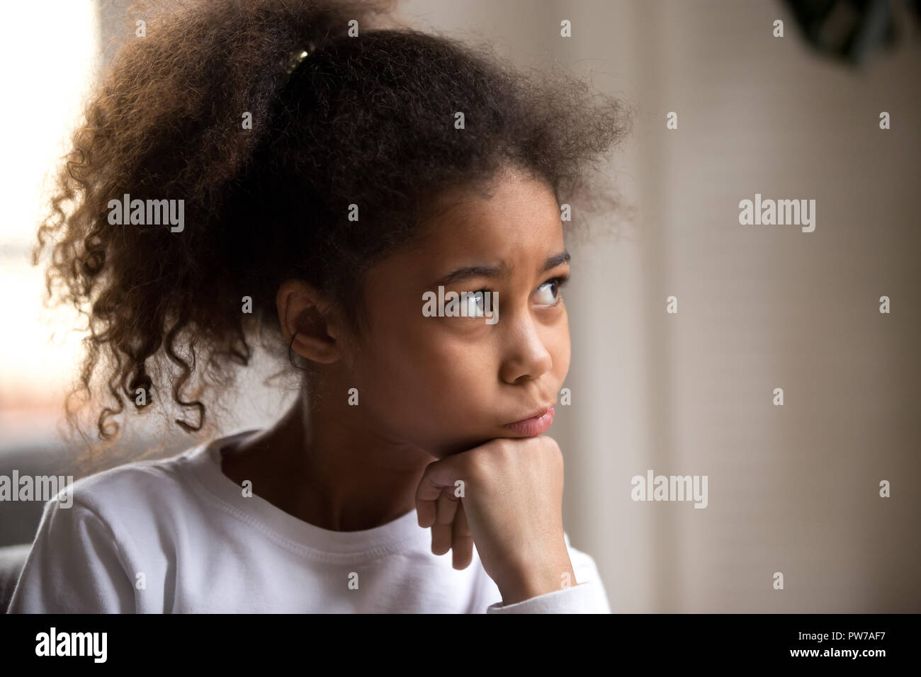 Portrait von schwarzen kleinen Vorschule Mädchen zu Hause Stockfoto