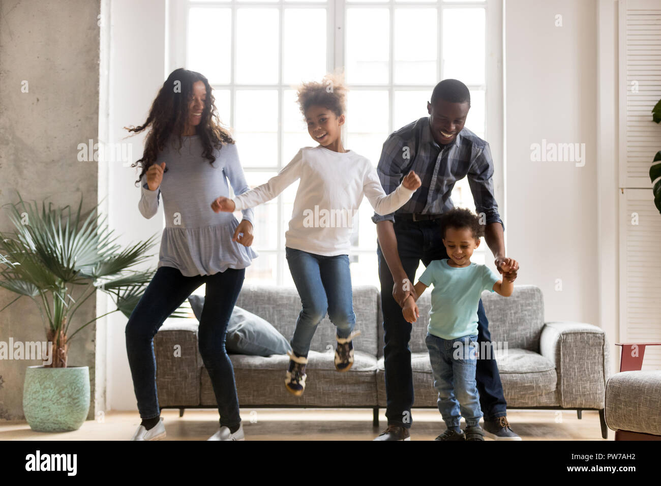 Gerne schwarze afrikanische Familie tanzen zu Hause Stockfoto