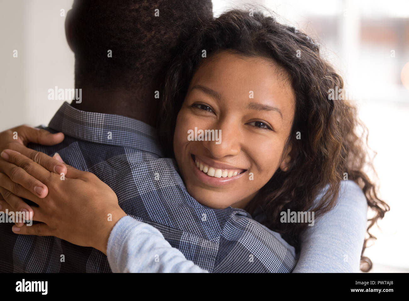 Porträt eines jungen Schwarzen lächelnden Frau, die Mann Stockfoto