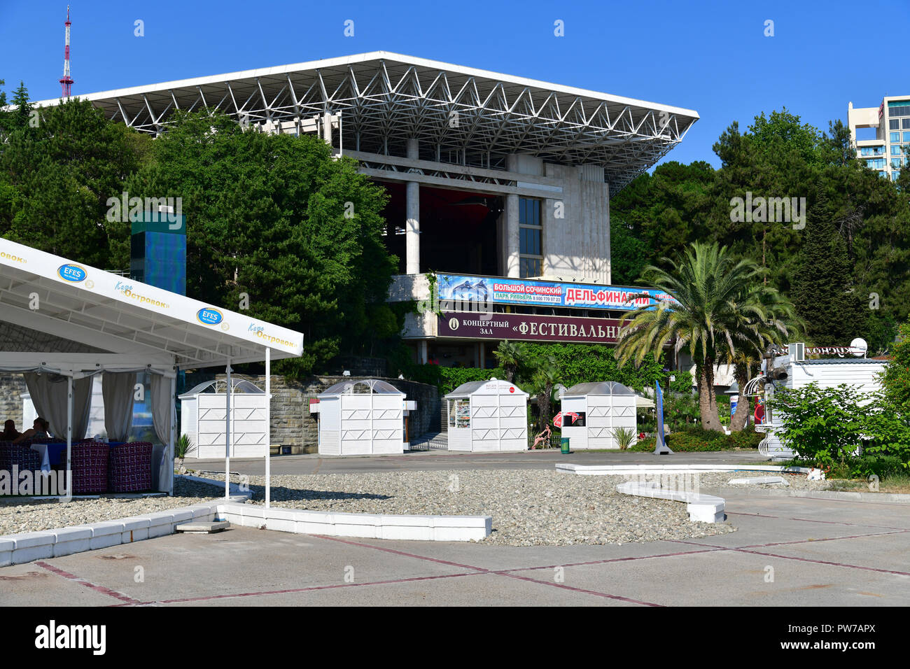Sochi, Russland - Juni 2. 2018. Delphinarium Gebäude auf Primorskaya Street Stockfoto