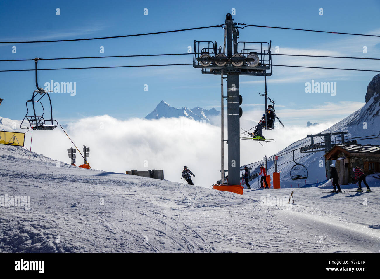 Skifahrer zu Fuß zu den Aiguille percee in die Skigebiete Espace Killy Tignes und Val D'Isere. Espace Killy ist ein Name, ein Skigebiet in der Ta gegeben Stockfoto