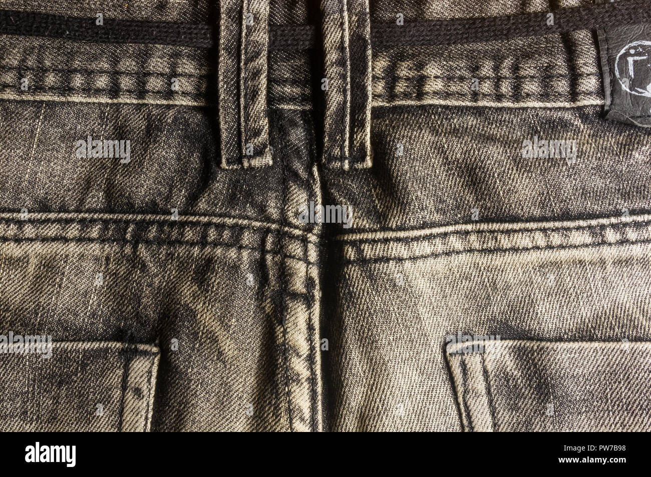 Schwarz gewaschen verwaschene Jeans Textur mit Nähten, Kleidungsstücken, Makro, Nahaufnahme Stockfoto