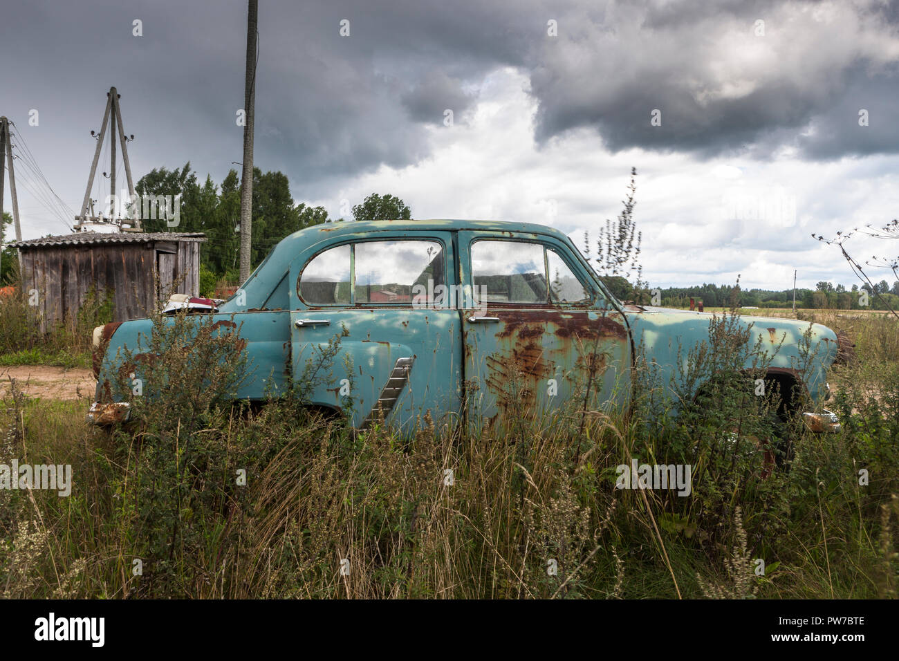 Kuldiga, Lettland. 16 August, 2013. Eine klassische sowjetische ära Moskvich 402 Automobile in einem Hof außerhalb Kuldiga, Lettland. Stockfoto