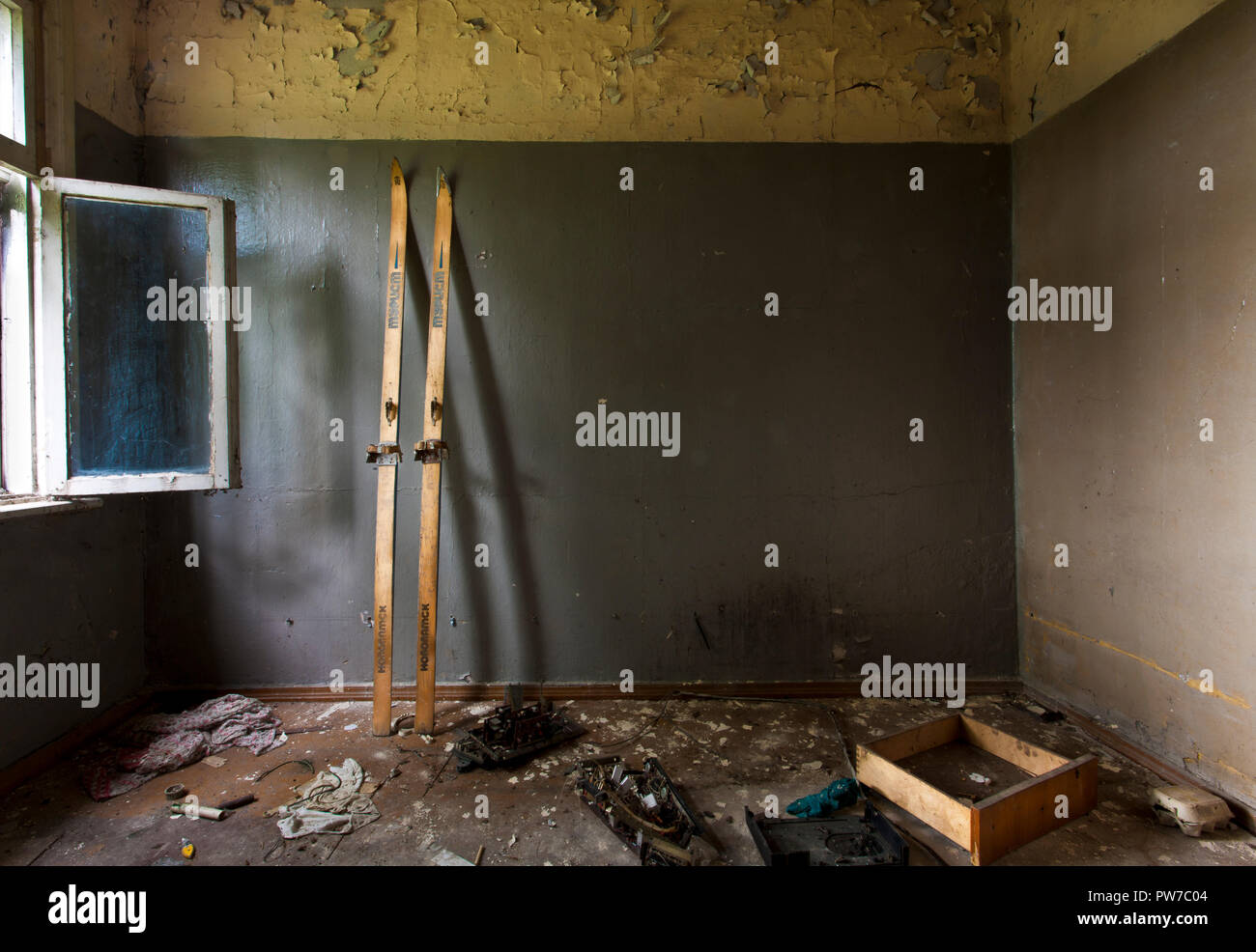 Kuldiga, Lettland. 21 August, 2014. Skier hinter sich gelassen in einem verlassenen Haus in Kuldiga, Lettland. Stockfoto