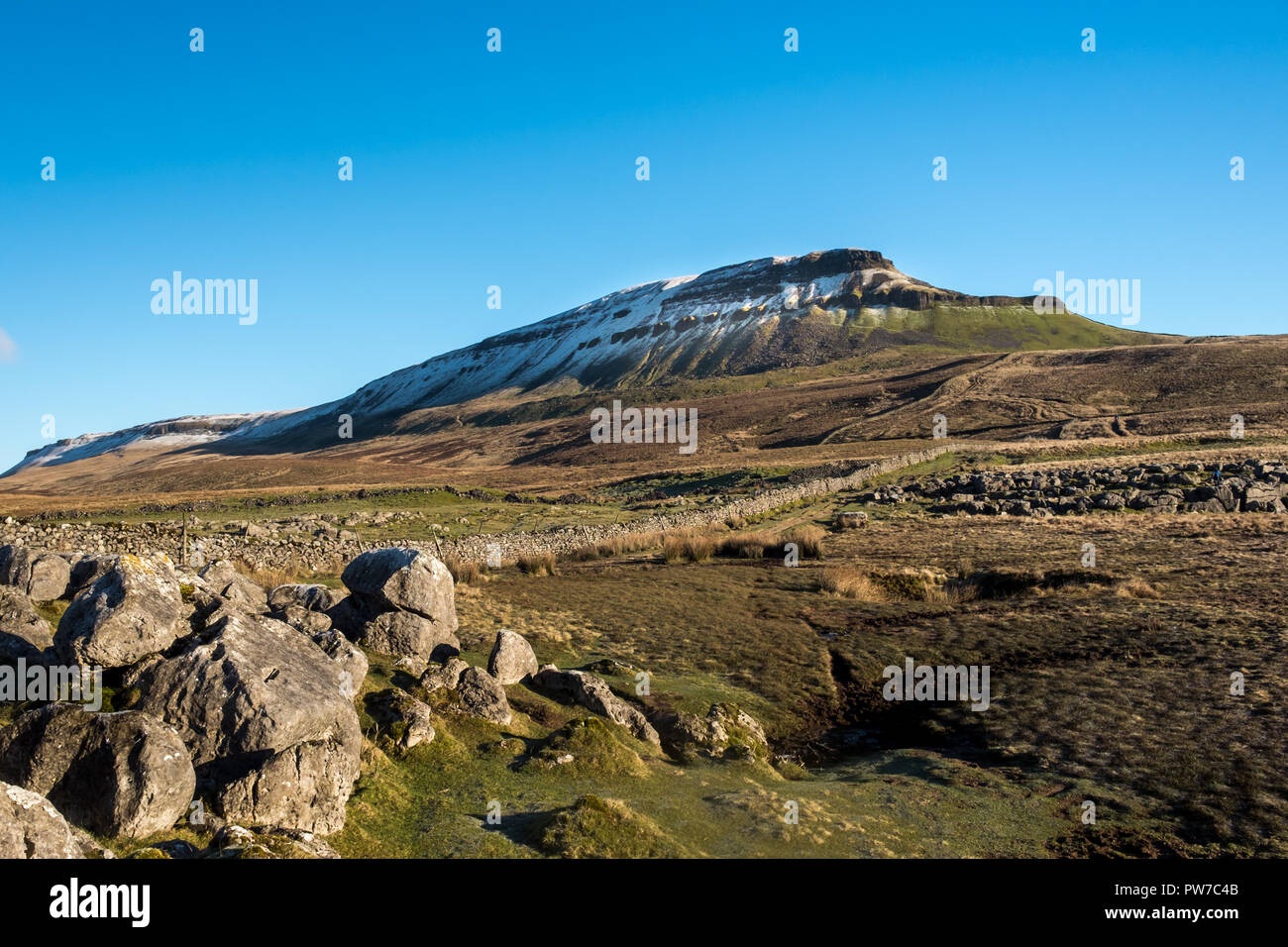 Blick auf schneebedeckte Pen-y-Gent in North Yorkshire Stockfoto