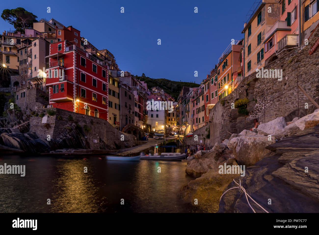Das schöne Dorf am Meer von Riomaggiore im Licht der blauen Stunde, Cinque Terre, Ligurien, Italien Stockfoto